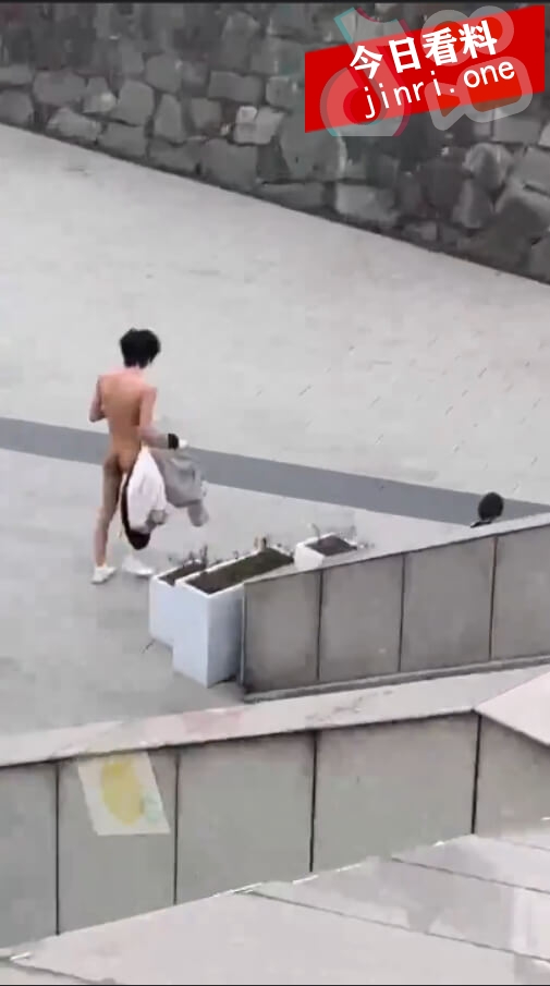 浙江科技大学 一男子在校内裸奔 1.jpg