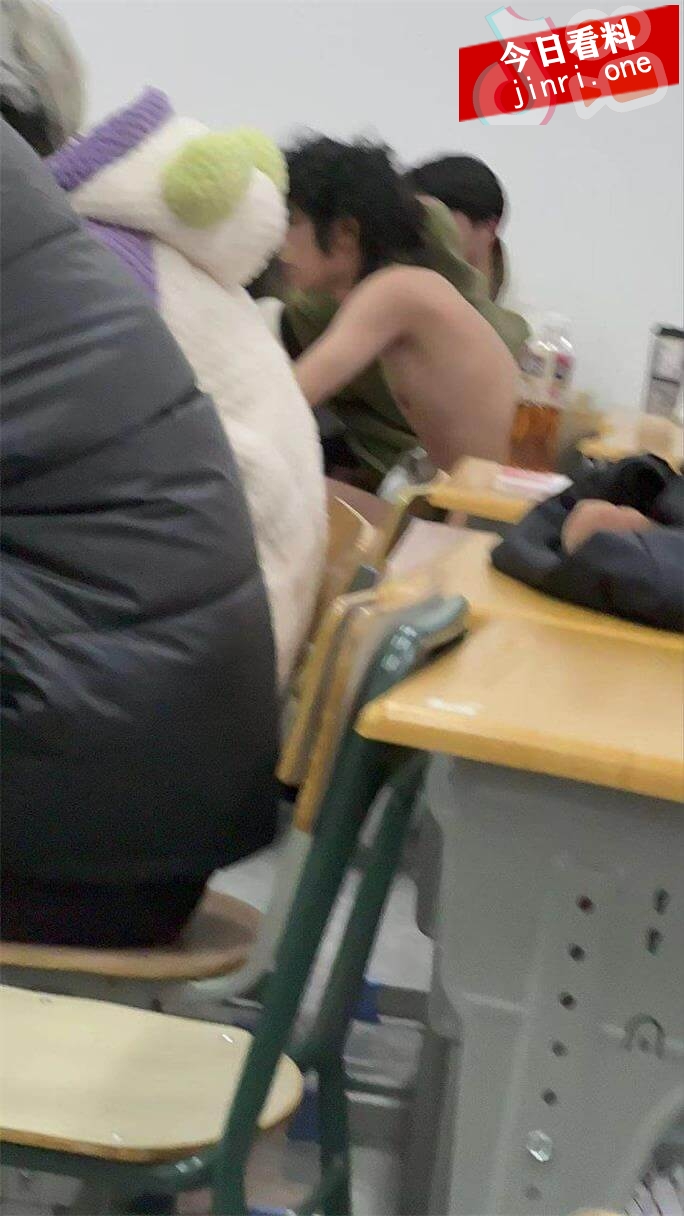 浙江科技大学 一男子在校内裸奔 2.jpg